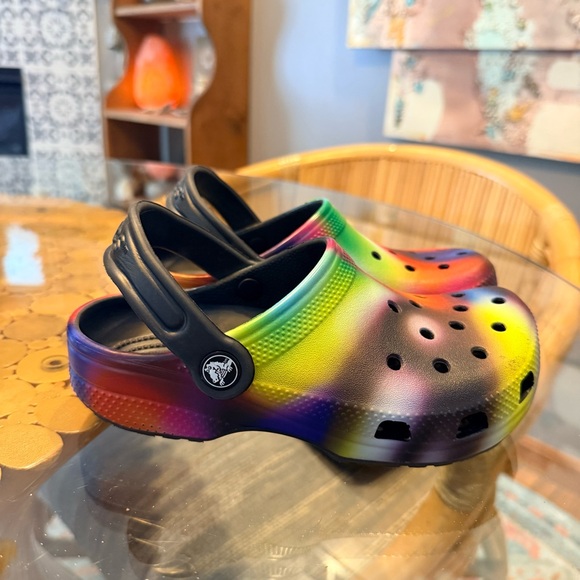 ❤️4 for $25 CROCS Kids Rainbow Water Shoes - Picture 3 of 4